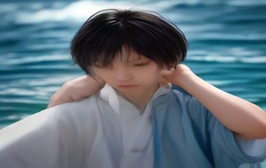 老年人在家中沙发上自行按摩手腕内关小穴，面部放松舒适，居家养生场景温馨